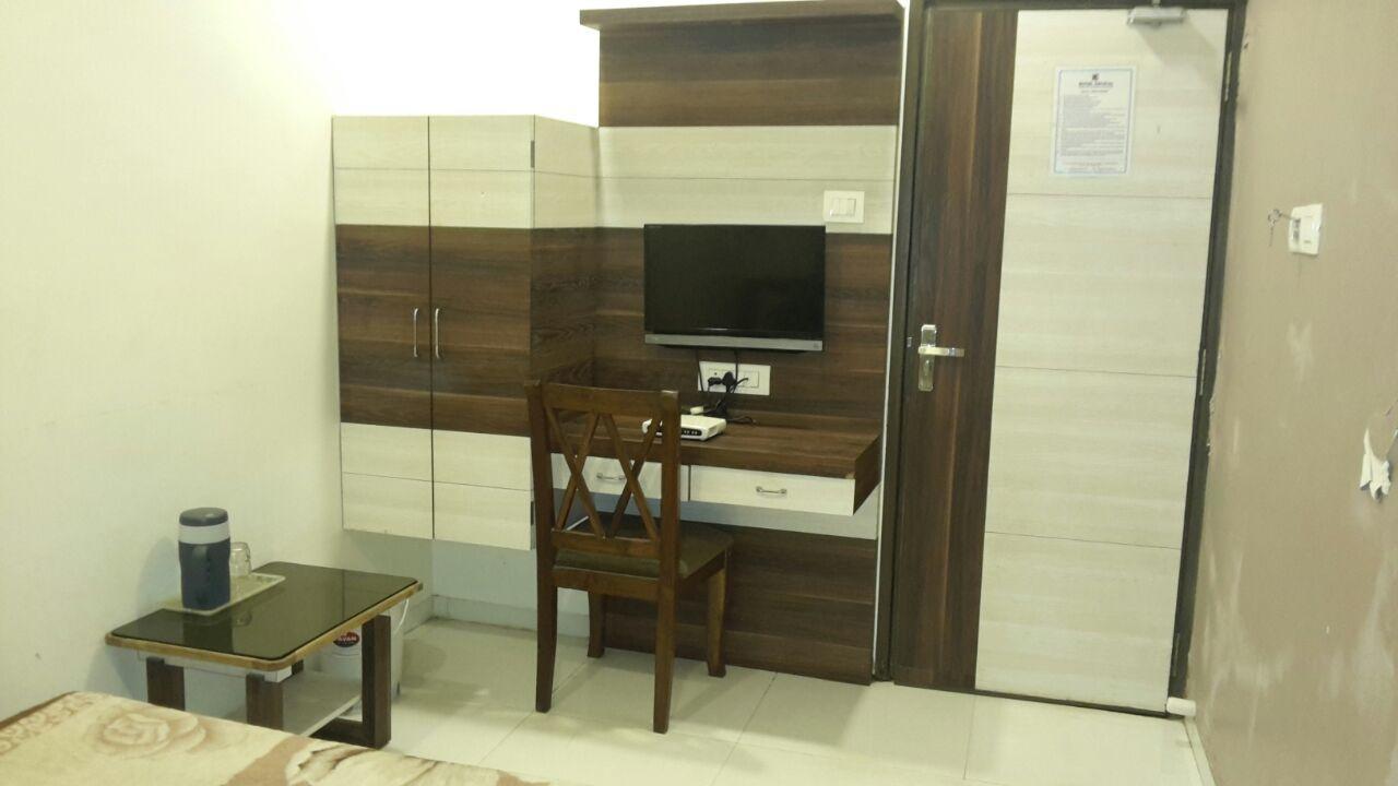 Hotel Crystal Vadodara Kültér fotó