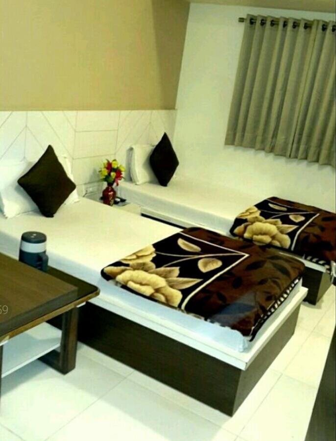 Hotel Crystal Vadodara Kültér fotó