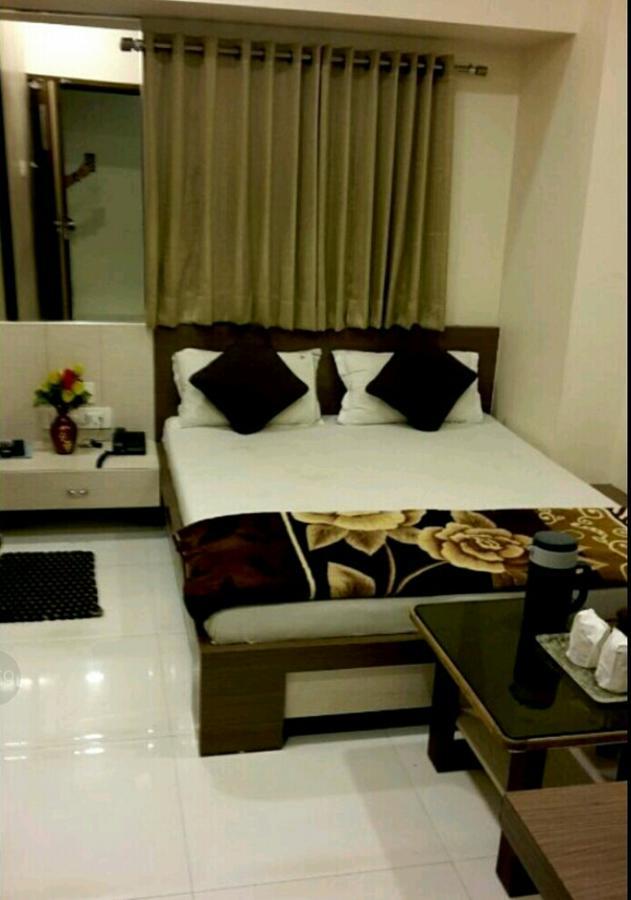 Hotel Crystal Vadodara Kültér fotó