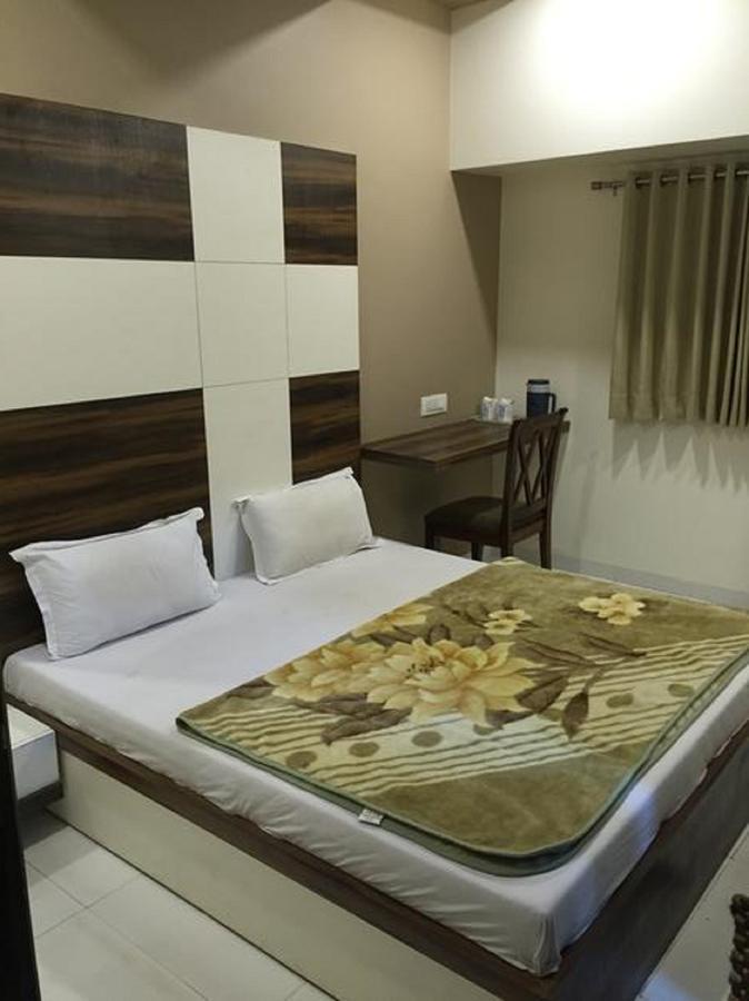 Hotel Crystal Vadodara Kültér fotó